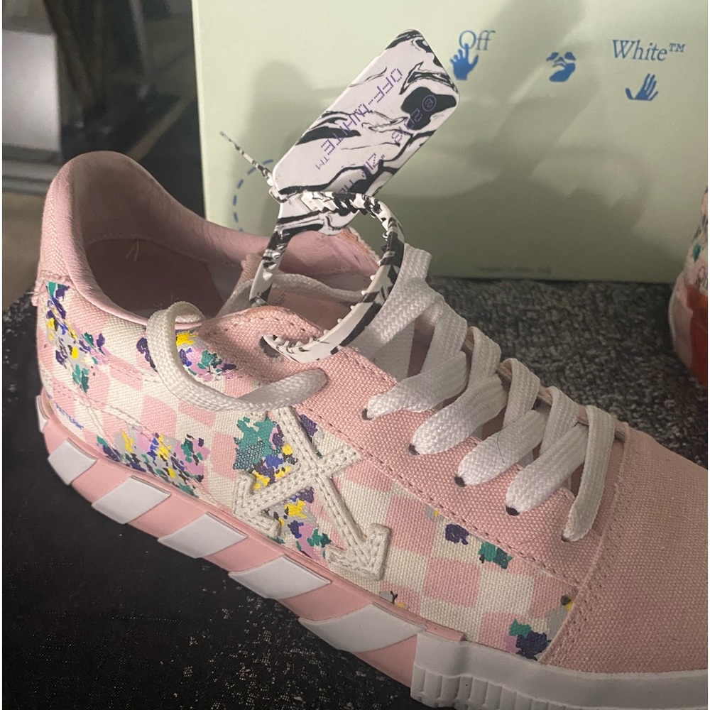 Authentic Vulcanized floral low top pink canvas Off-White sneaker